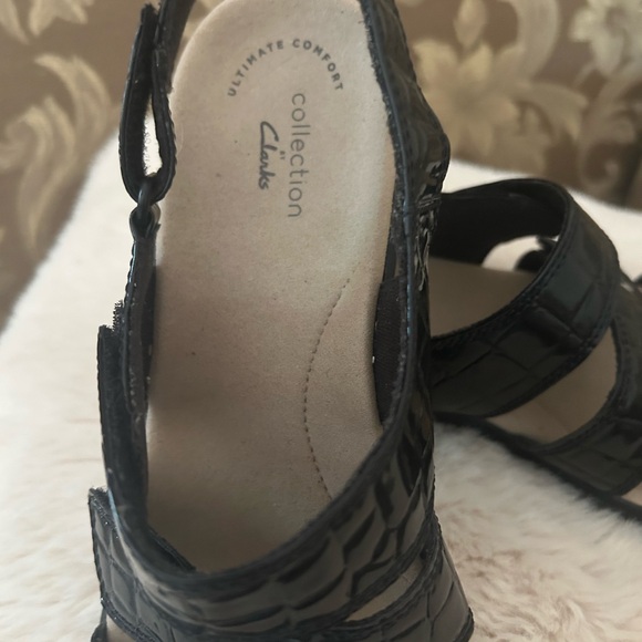 Clarks Black Comfort Sandals with Adjustable Straps - Picture 4 of 8